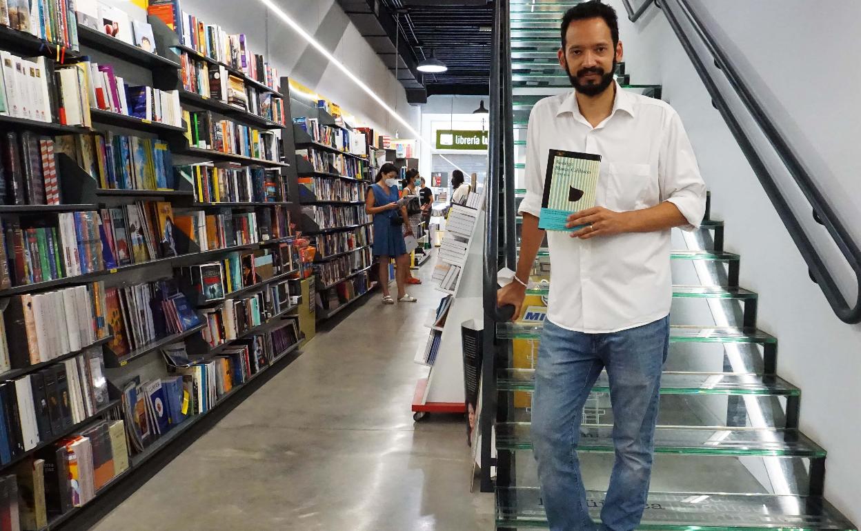 El escritor Rodrigo Blanco Calderón, en la Librería Luces de Málaga. 