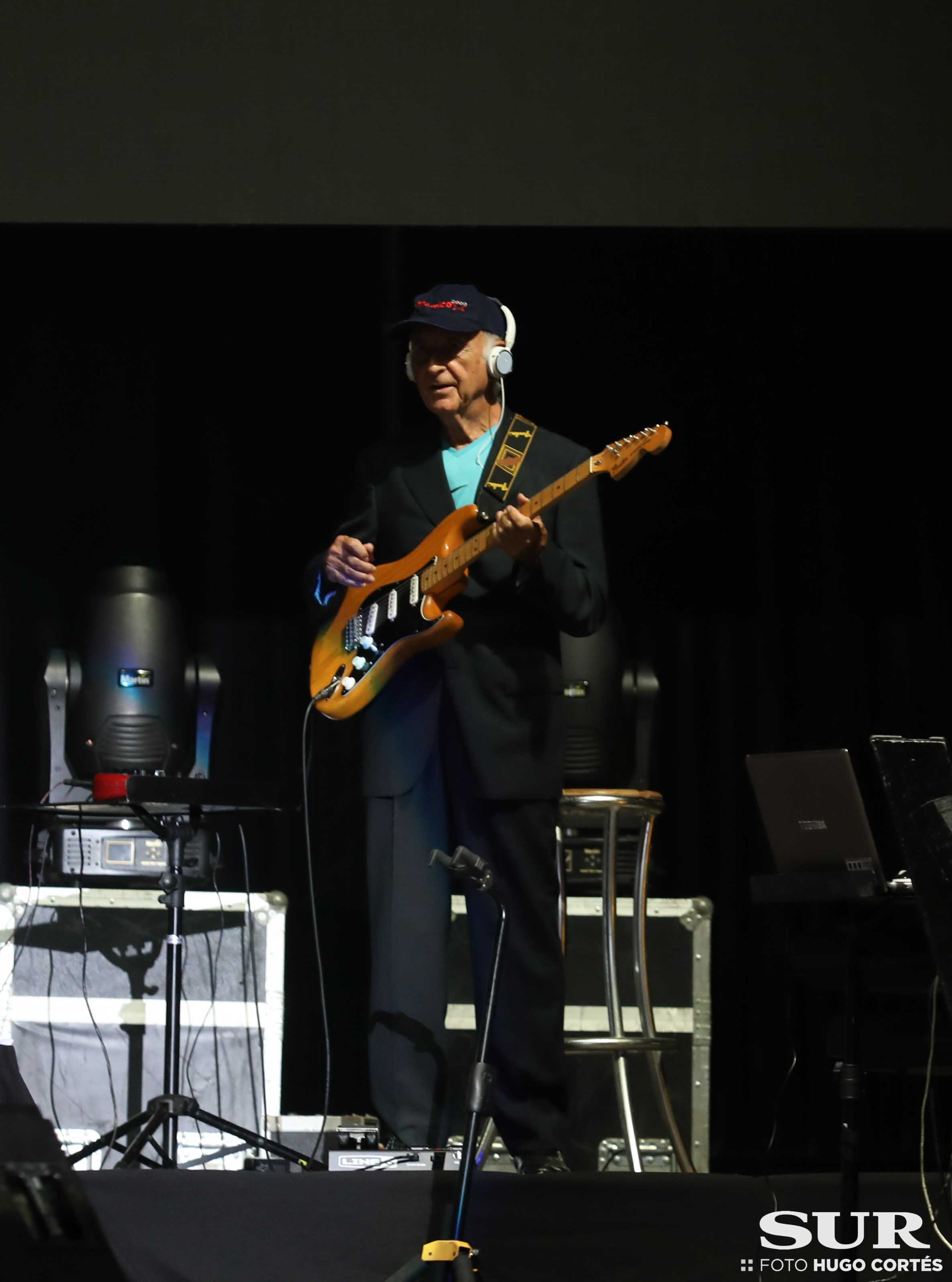 El humorista malagueño El Morta hizo reír al público familiar y dejó paso a los veteranos que cumplen 62 años cantando sus éxitos