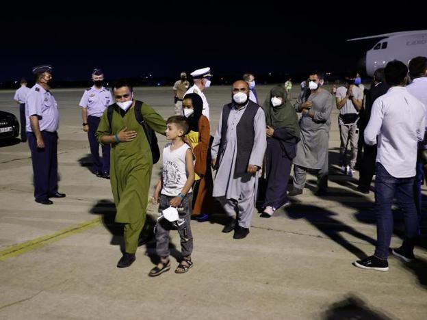 Fotografía de la llegada del primer avión desde Afganistán con ciudadanos españoles y colaboradores del operativo de repatriación de España 