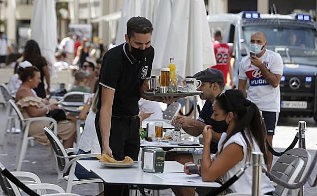 El Comité de Expertos propone aumentar a seis el máximo de personas por mesa en el interior de restaurantes y bares
