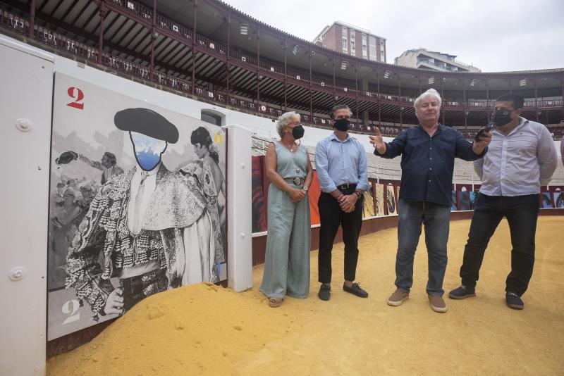 El diputado de Cultura, Víctor Gonzalez, visita, junto con la concejala de Fiestas del Ayuntamiento de Málaga, Teresa Porras, el montaje.