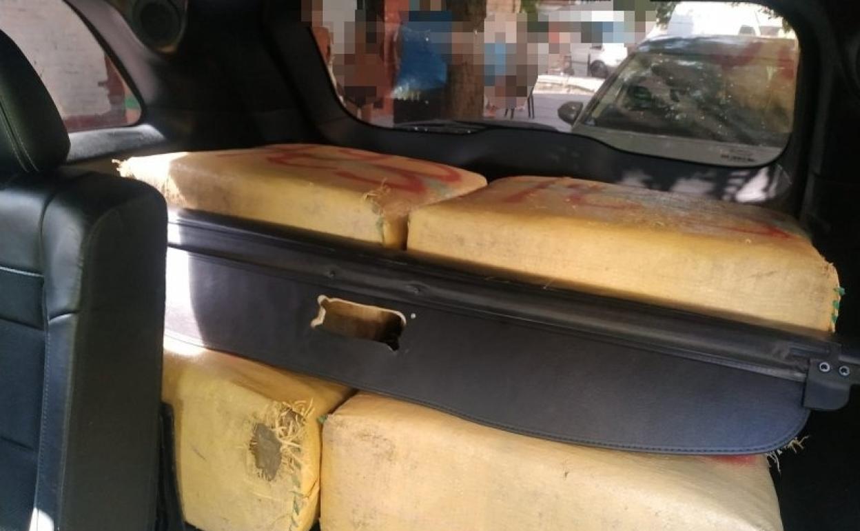 Imagen de los fardos de hachís en el interior del coche. 