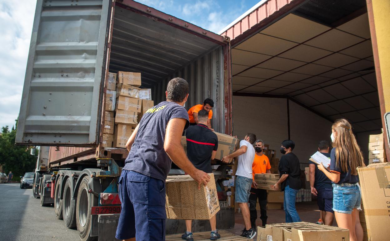 Bomberos y otros voluntarios cargando el camión con destino Beirut 