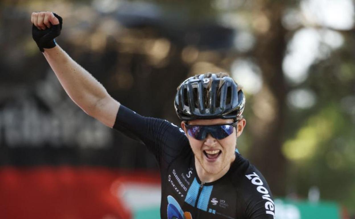 Michael Storer celebra su victoria en la séptima etapa de la Vuelta a España. 