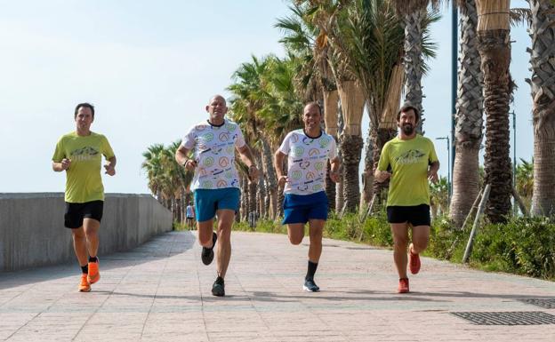 Los cuatro malagueños, corriendo por la ciudad. 