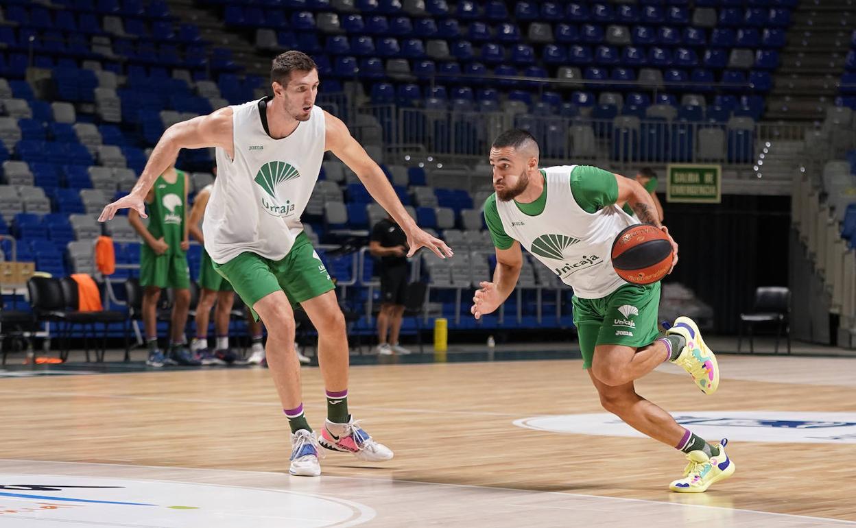 Rubén Guerrero y Francis Alonso, en un entrenamiento esta pretemporada en el Carpena. 