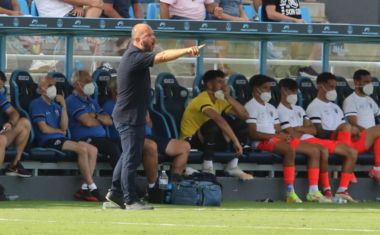 José Alberto transmite indicaciones desde el área técnica. 