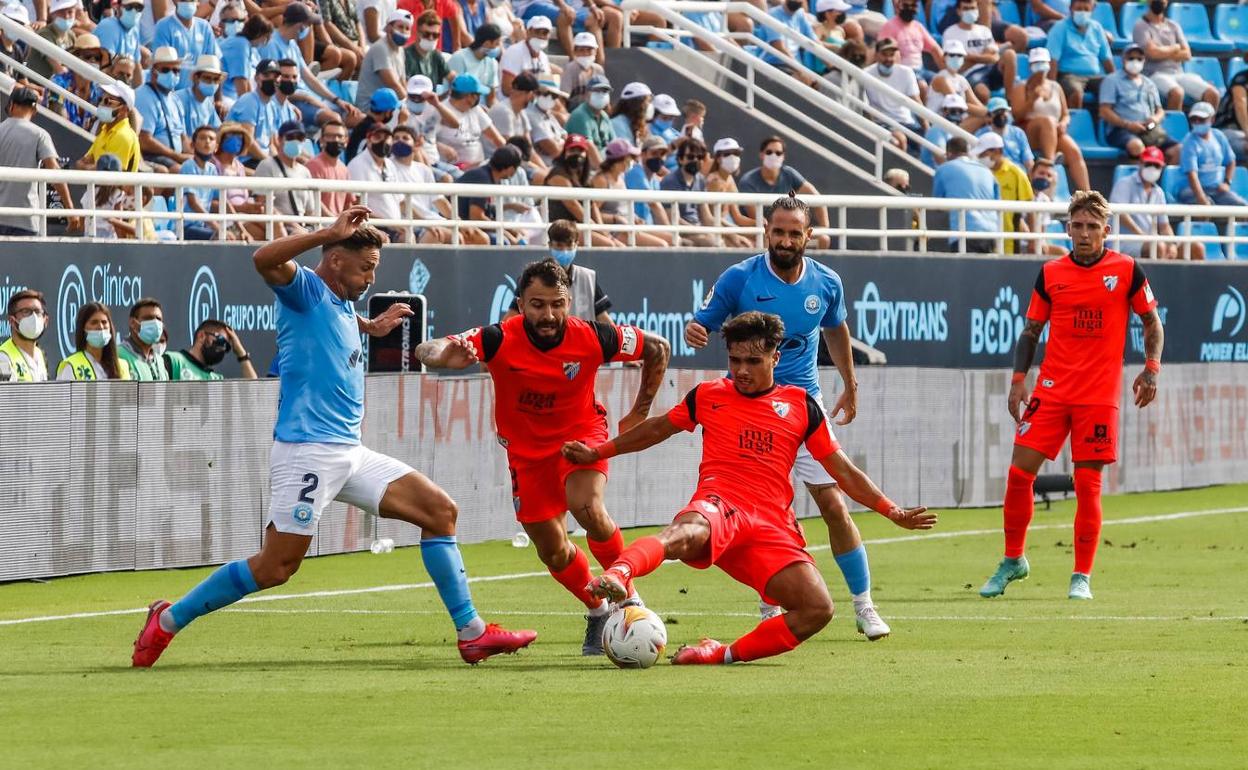 Kevin trata de proteger la pelota en una acción en la primera parte. 