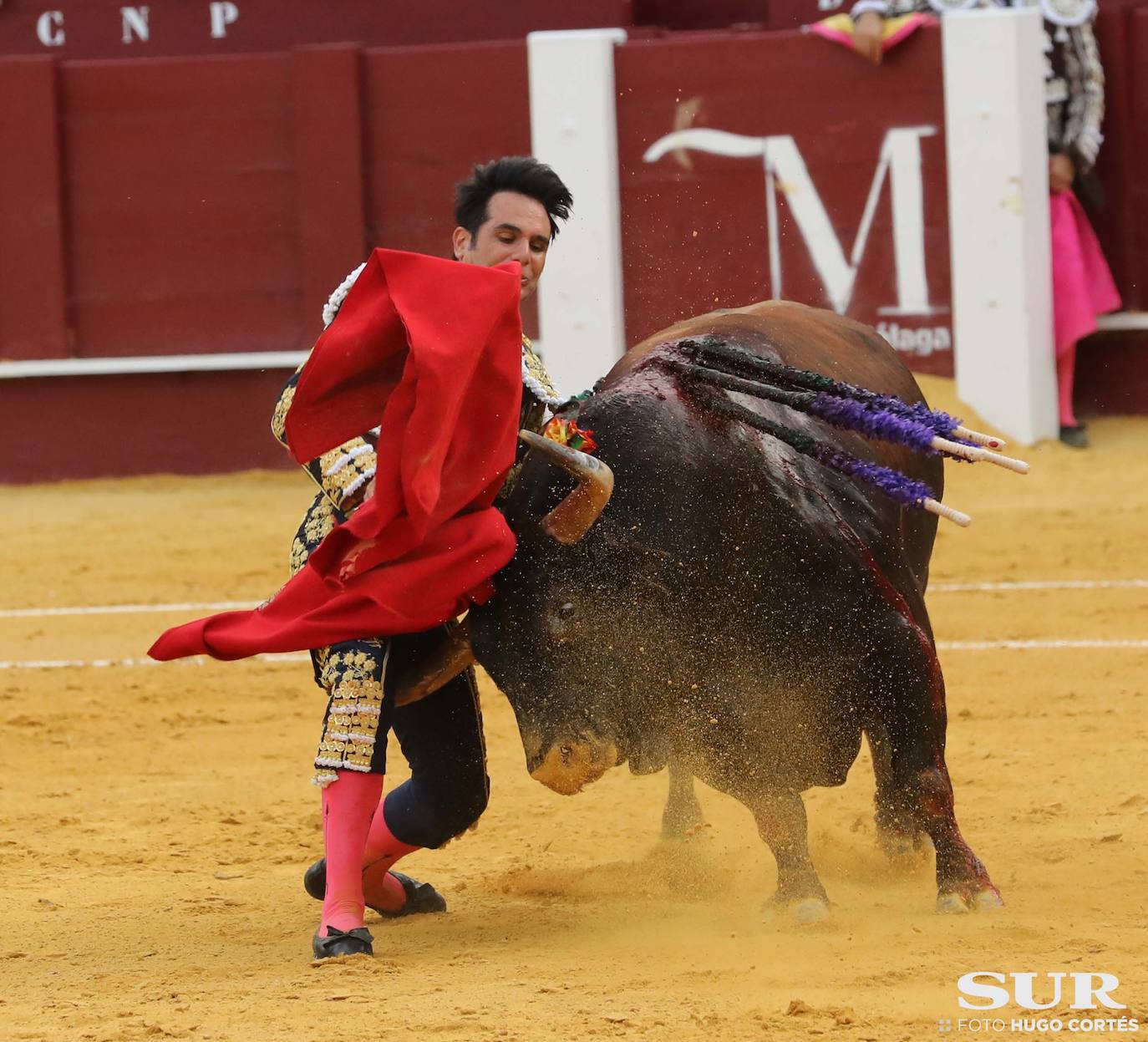 La terna corta una oreja de diferente calado y el malagueño sufre dos cogidas sin consecuencias 
