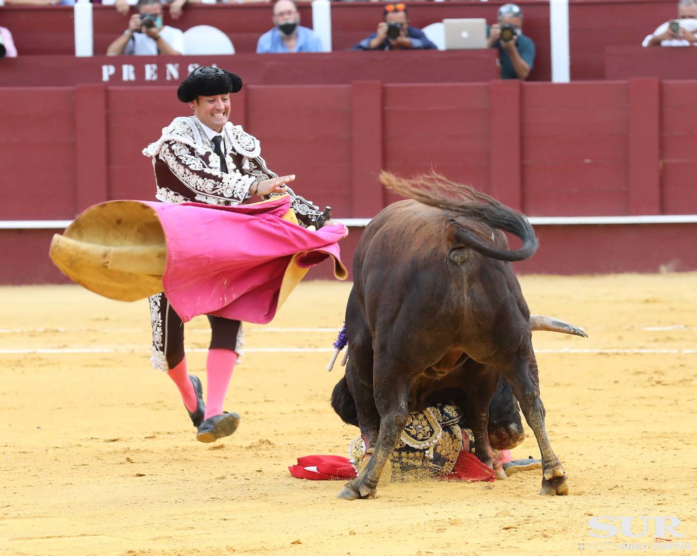 La terna corta una oreja de diferente calado y el malagueño sufre dos cogidas sin consecuencias 