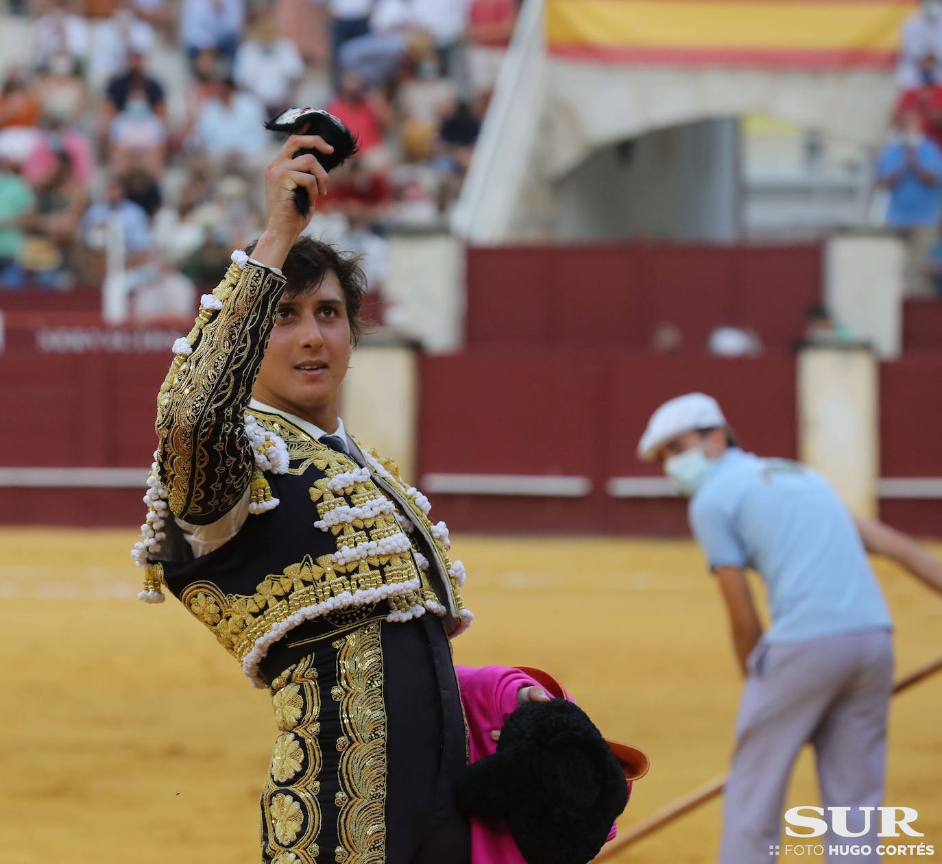 La terna corta una oreja de diferente calado y el malagueño sufre dos cogidas sin consecuencias 