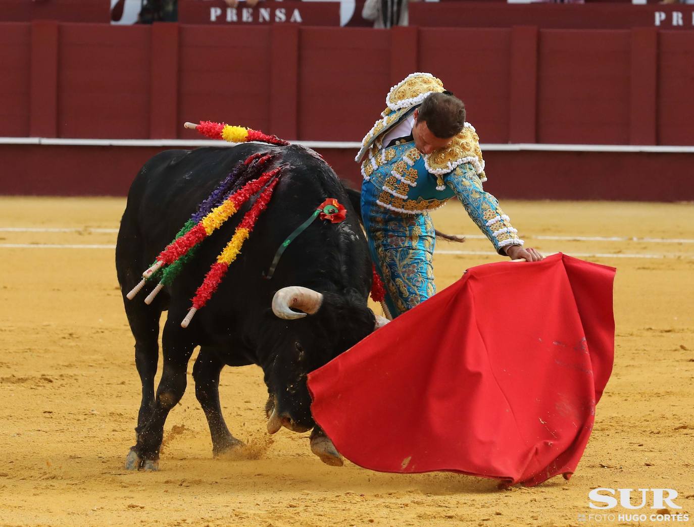 La terna corta una oreja de diferente calado y el malagueño sufre dos cogidas sin consecuencias 