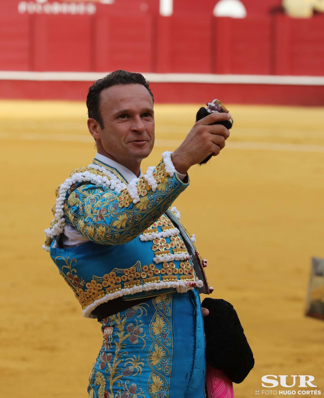 La terna corta una oreja de diferente calado y el malagueño sufre dos cogidas sin consecuencias 