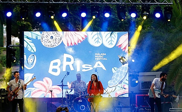 Arista Fiera durante su concierto en Brisa.