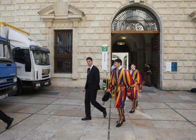 Imagen secundaria 1 - Arriba, las monjas guerreras en Marbella. Abajo, la Aduana transformada en el Vaticano para 'Warrior Nun'. A la derecha, la actriz Emma Corrin durante el rodaje de 'The Crown' en Málaga. 