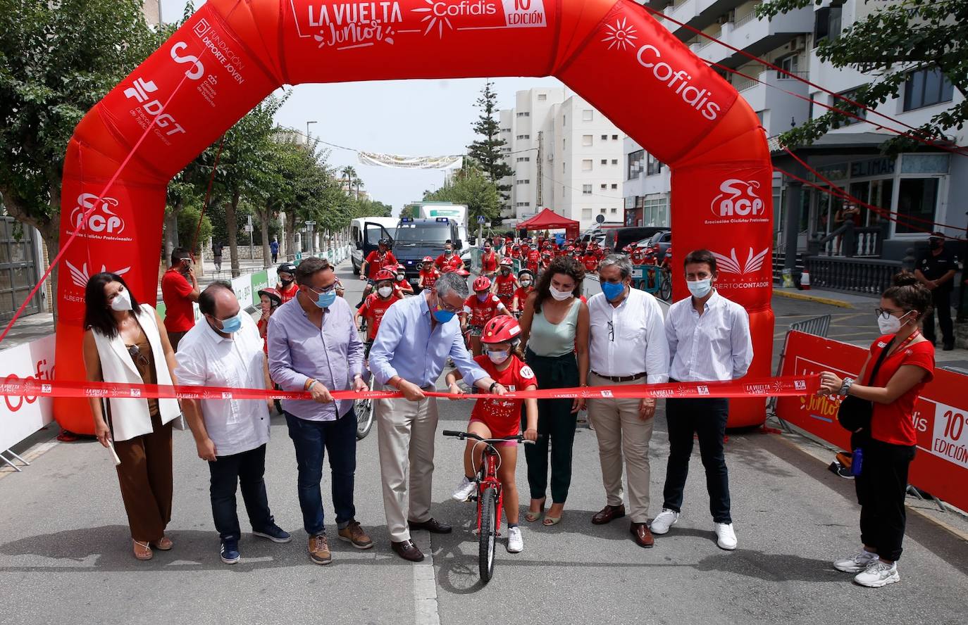 Desde Roquetas de Mar, los ciclistas recorrieron 190 kilómetros por toda la Axarquía hasta llegar al municipio rinconero en mitad de una gran expectación. 