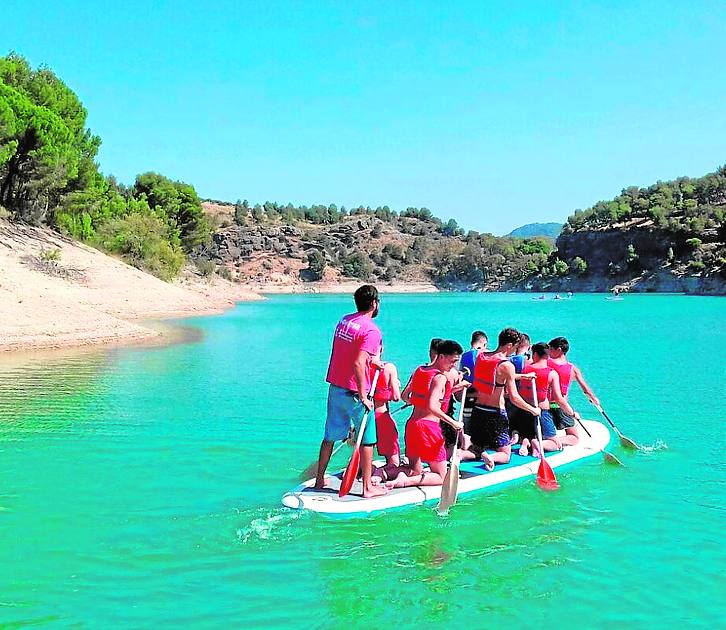 Es posible disfrutar de algunas actividades acuáticas, gracias a empresas de turismo. 