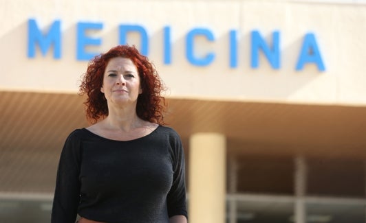 La profesora García Díaz, ante la Facultad de Medicina, donde imparte clases. 