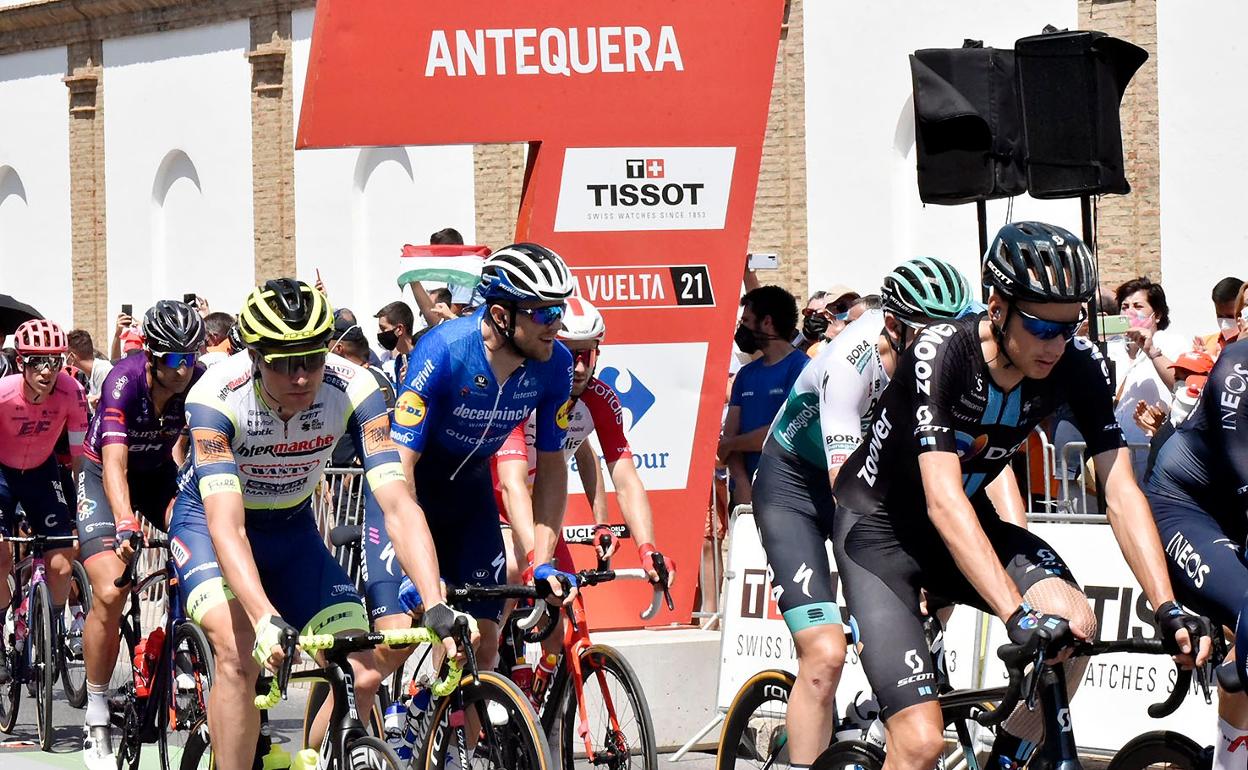 Antequera exhibe su patrimonio en la salida de la etapa de la Vuelta Ciclista a España