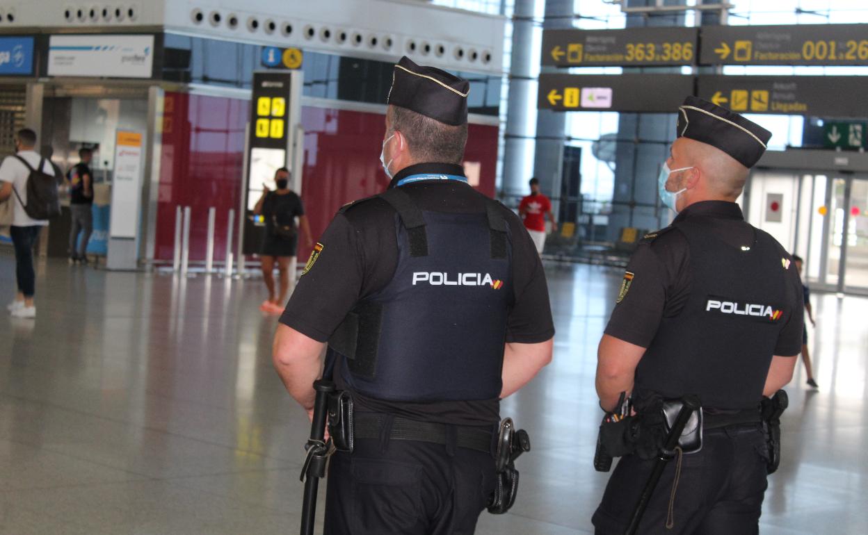 Policías en el aeropuerto de Málaga