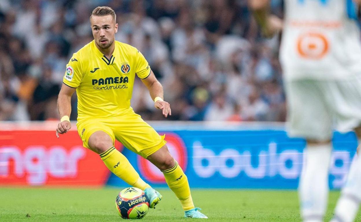 Javi Ontiveros conduce un balón durante un encuentro con el Villarreal.