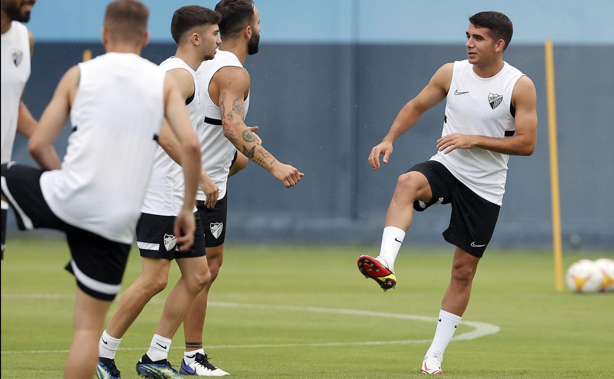 El jugador del Málaga, Víctor Gómez (derecha), durante un entrenamiento reciente en el Anexo de La Rosaleda.