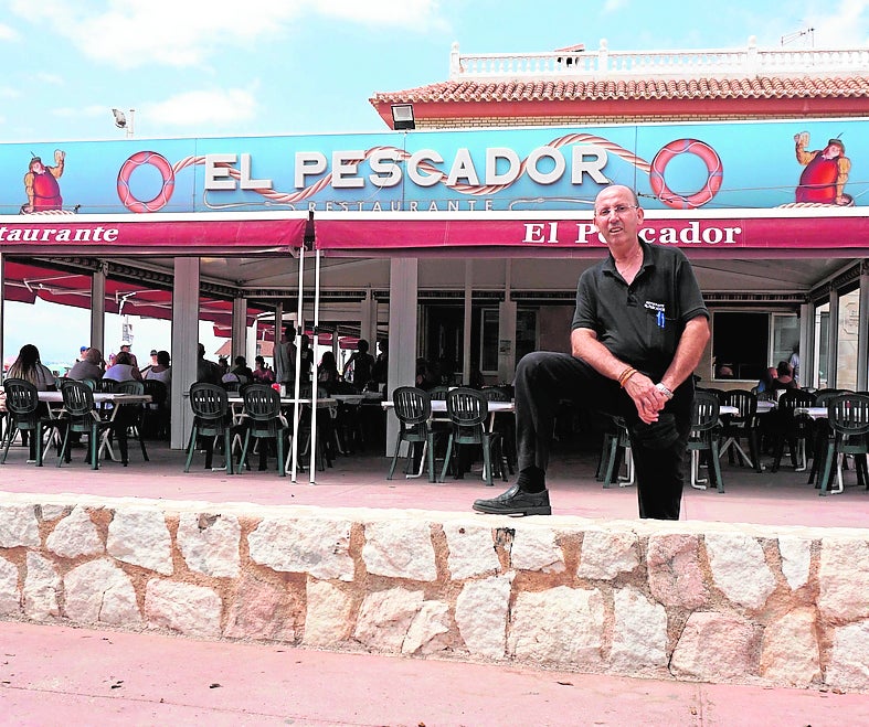 José Recio, propietario de El Pescador, en El Palo, frente a su negocio. Asegura estar «contento» con la marcha del verano, pero recuerda que vienen de unos meses muy duros y que las restricciones siguen mermando el negocio. Recio pide que se levanten las restricciones en los interiores y mejoras en la zona de El Palo 