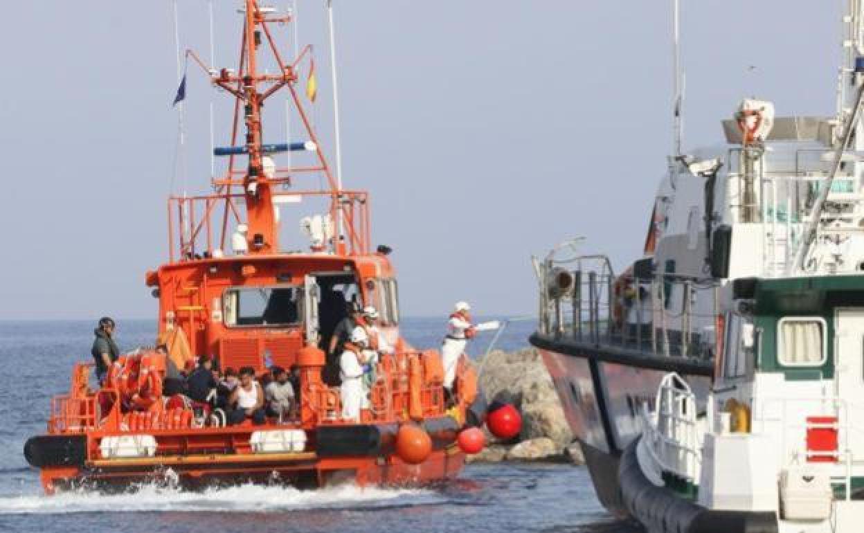 Imagen de archivo de una embarcación de Salvamento Marítimo en el Puerto de Málaga 