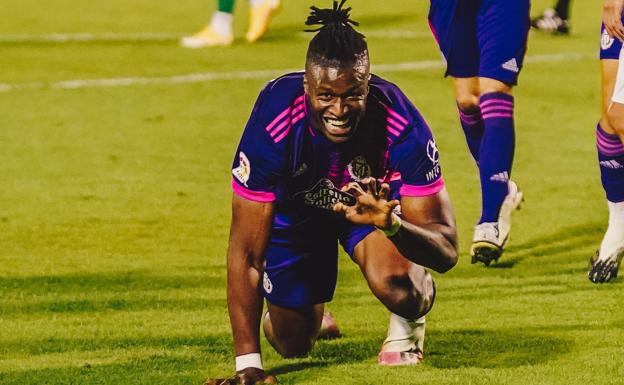 El delantero Sekou Gassama festeja un gol con el Valladolid con la celebración por la que se le apoda como 'La Pantera'.