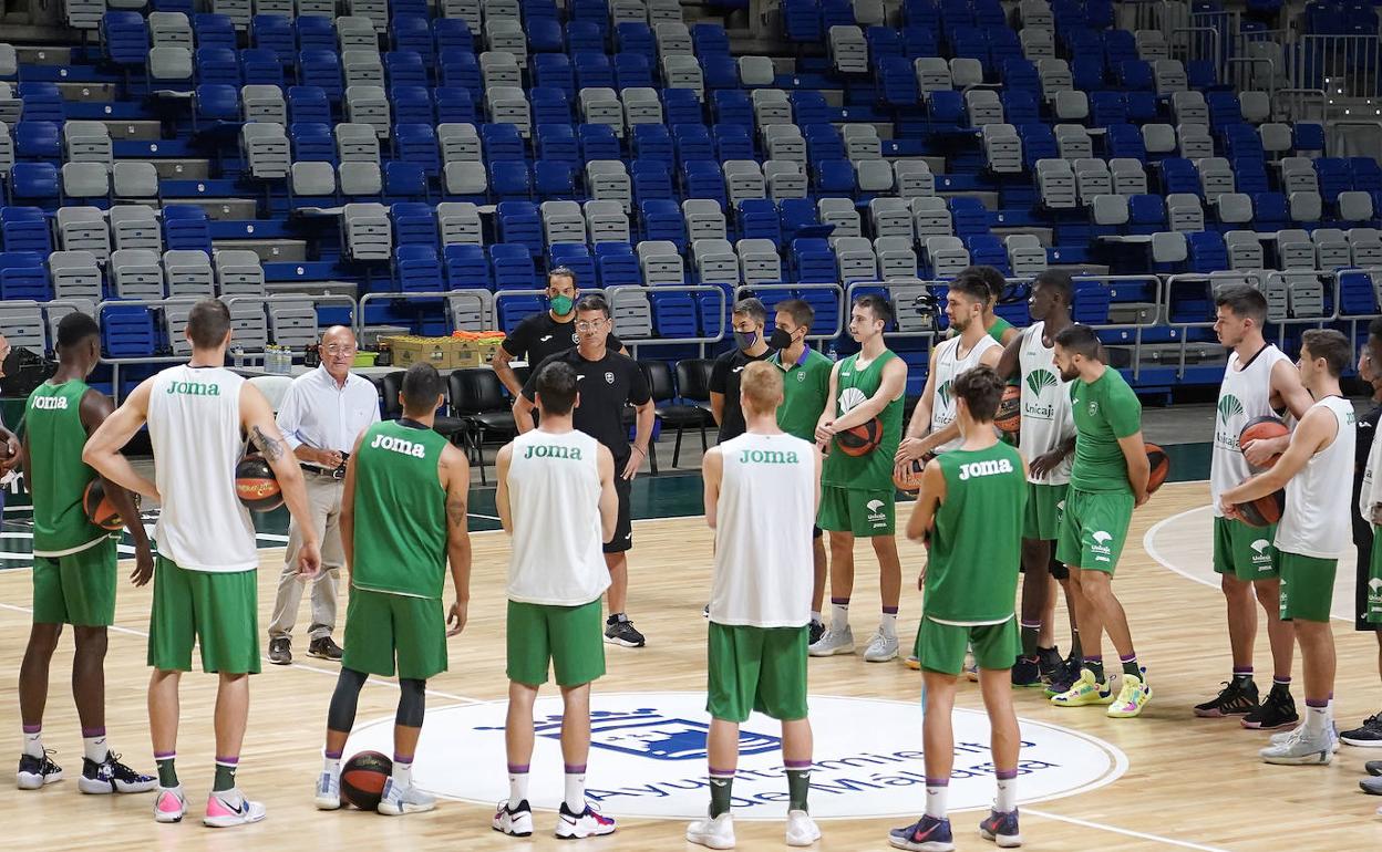 La plantilla del Unicaja, en su primer entrenamiento de pretemporada, con canteranos y jugadores de apoyo. 