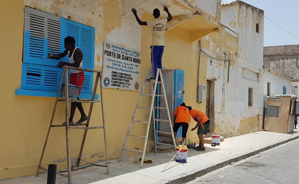 Reparación de la fachada del centro de salud de San Luis, en Senegal. 