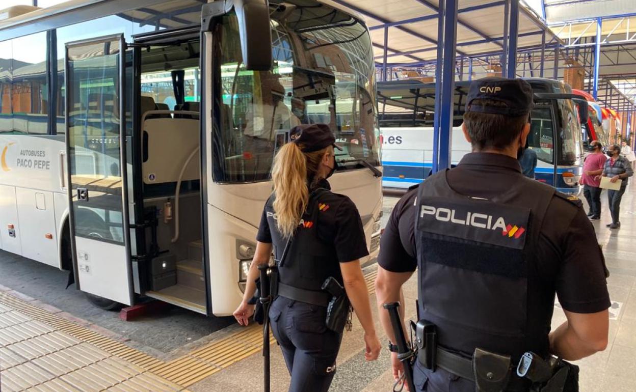 Agentes de la Policía Nacional recorren la Estación de Autobuses de Málaga. 