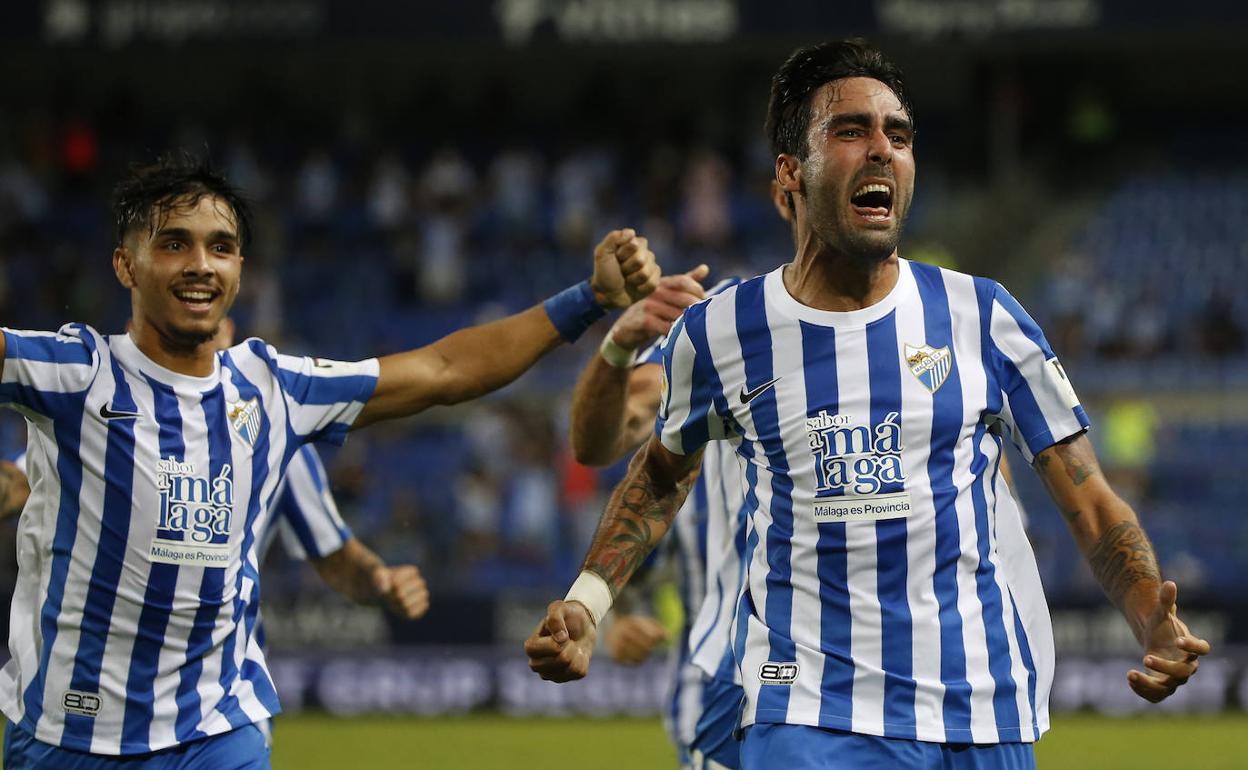 Escassi corre en la celebración del gol perseguido por Kevin. 