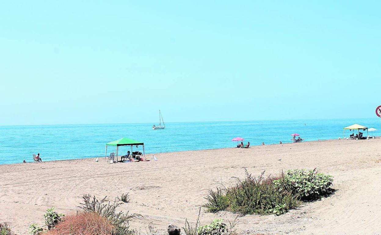 Al no tener muchas facilidades para su acceso, son playas relativamente tranquilas. 
