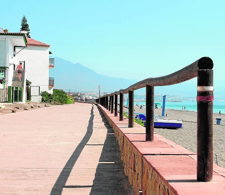 En esta trilogía de playas se ven los distintivos de la Senda Litoral de Málaga. 