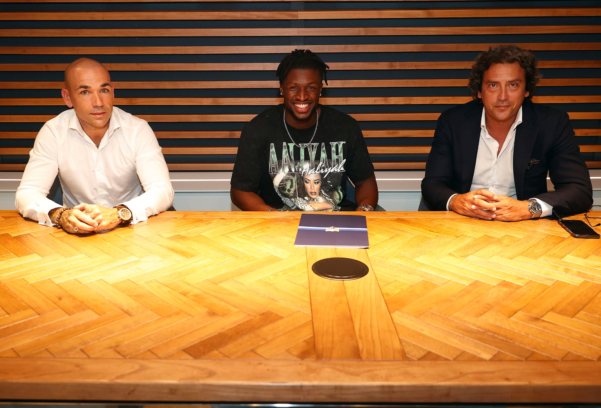 Momento de la firma del acuerdo entre el Málaga y Sekou Gassama. El jugador, en el centro, posa junto al director deportivo, Manolo Gaspar (izquierda), y su agente, Juanma López.