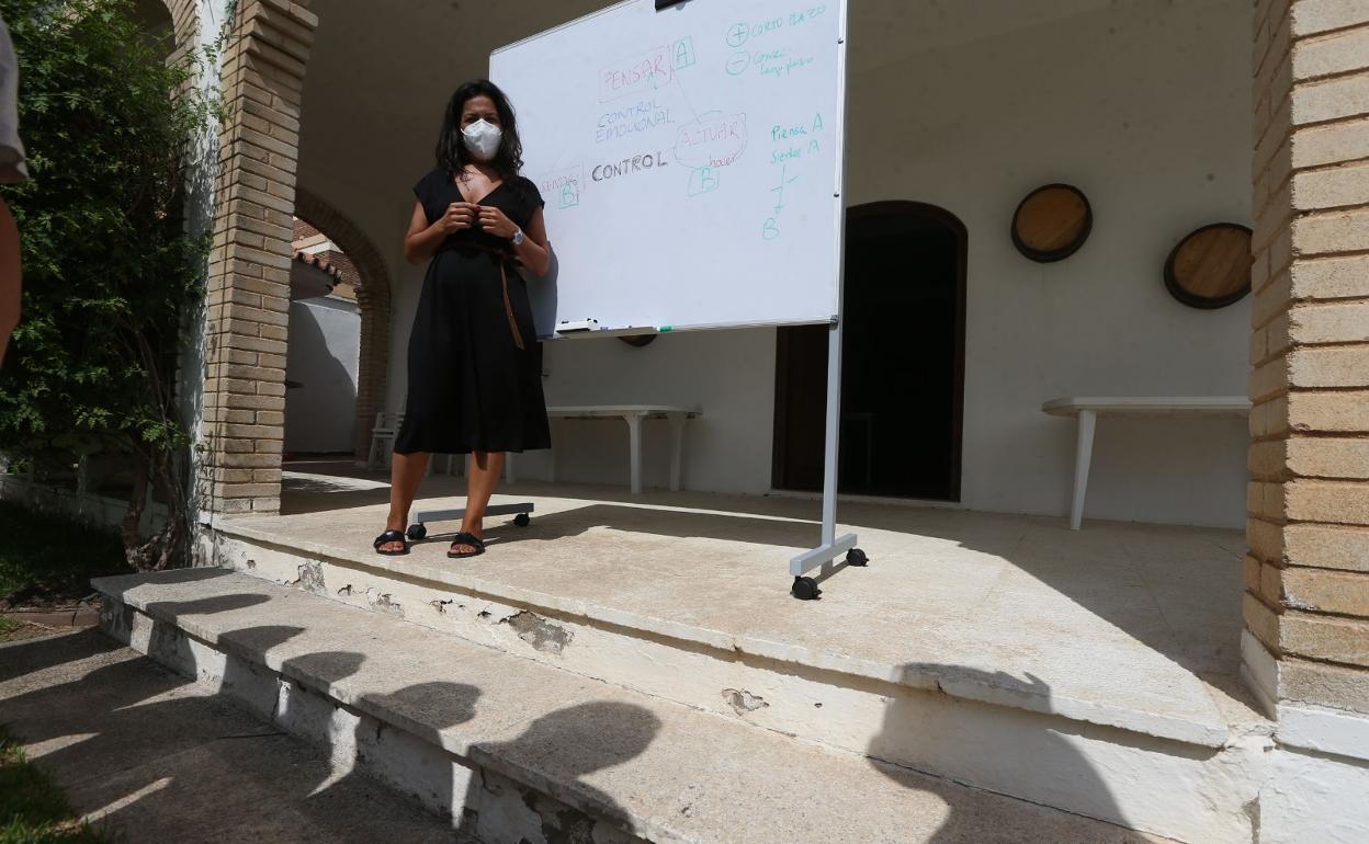 La psicóloga de Meridianos, Rocío Martín, explica a las jóvenes cómo controlar sus emociones. 