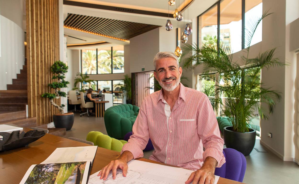El presidente de Leading Properties Agents, en su despacho en la inmobiliaria NVOGA, de Marbella. 