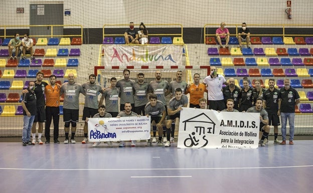 La plantilla del Iberoquinoa Antequera, antes del partido, con los carteles de las asociaciones con las que se colaboró en el amistoso. 