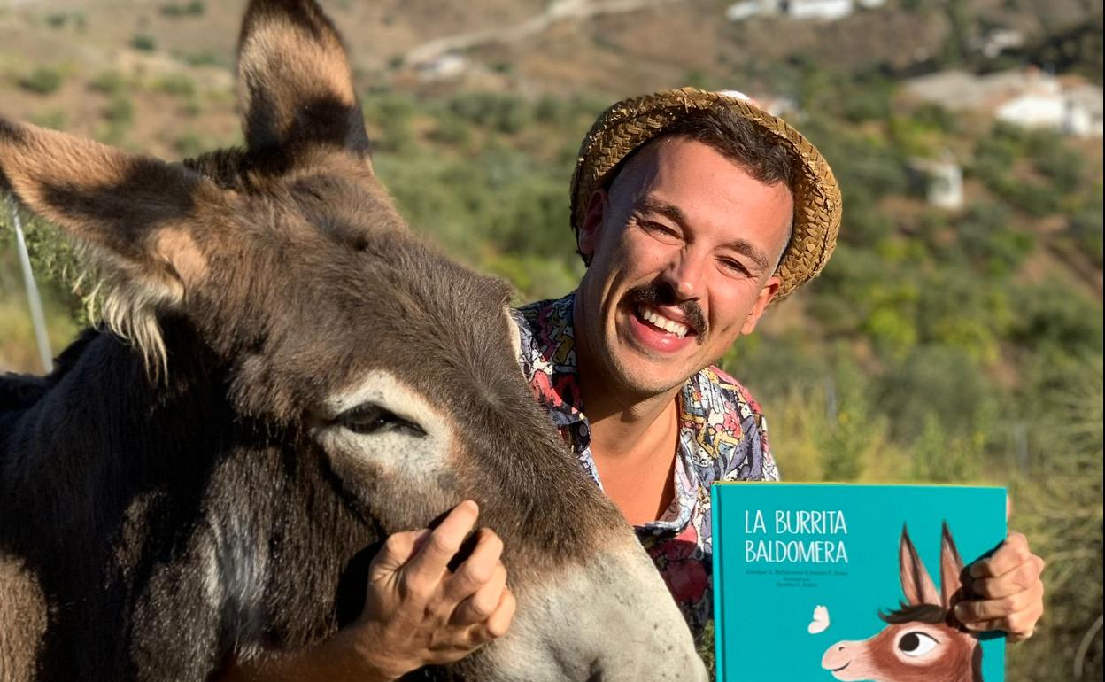 El periodista Ismael Fernández, con su burra y el libro publicado este año. 