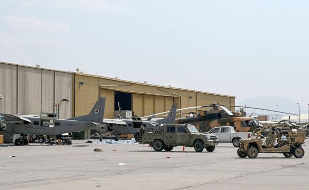 Aeronaves y vehículos abandonados por Estados Unidos en el aeropuerto de Kabul que antes pertenecieron al ejército afgano.