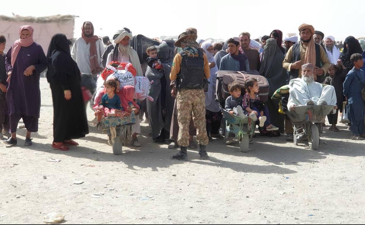 Inmigrantes afganos, en la frontera de Pakistán.