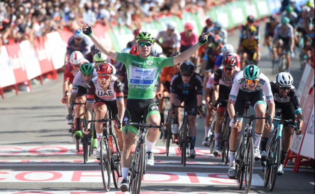 Fabio Jakobsen celebra su tercera victoria de etapa en la Vuelta.