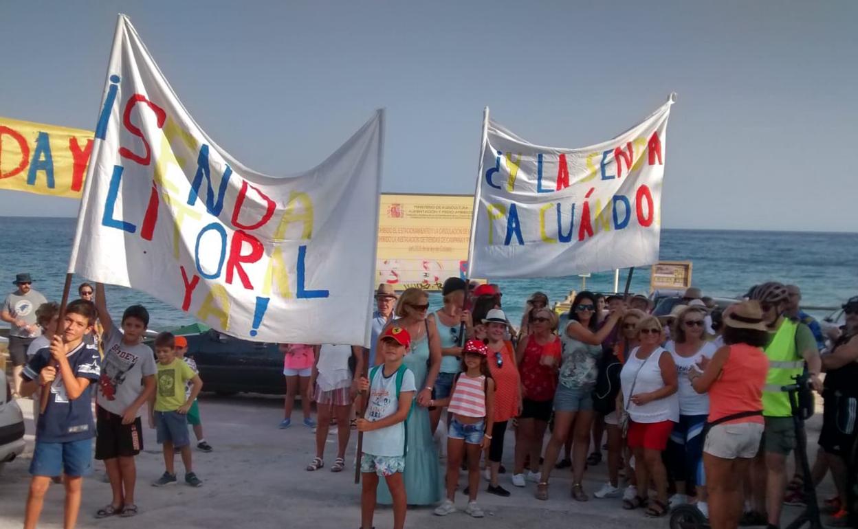 Imagen de una protesta vecinal en Benajarafe en el verano de 2019. 