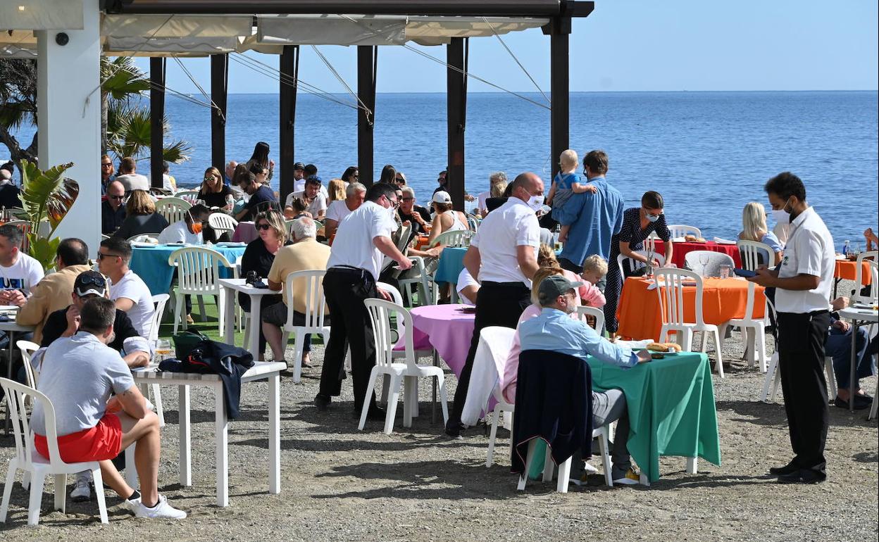 Medidas covid: Más de 70 municipios de Málaga bajan de nivel de alerta y permitirán hasta diez personas por mesa en terrazas