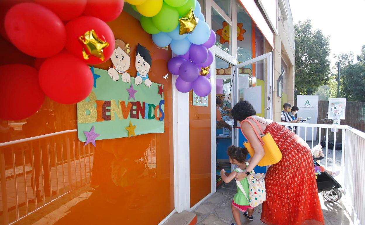 Una pequeña se resiste a entrar en la escuela infantil El Palacio del Bebé en el primer día del curso. 