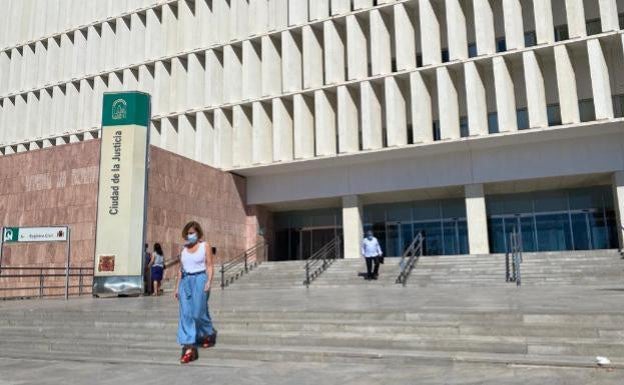 Sucesos Málaga: Se pelea con una camarera y luego rompe cuatro dientes a un hombre que intentó defenderla en un bar del Centro de Málaga