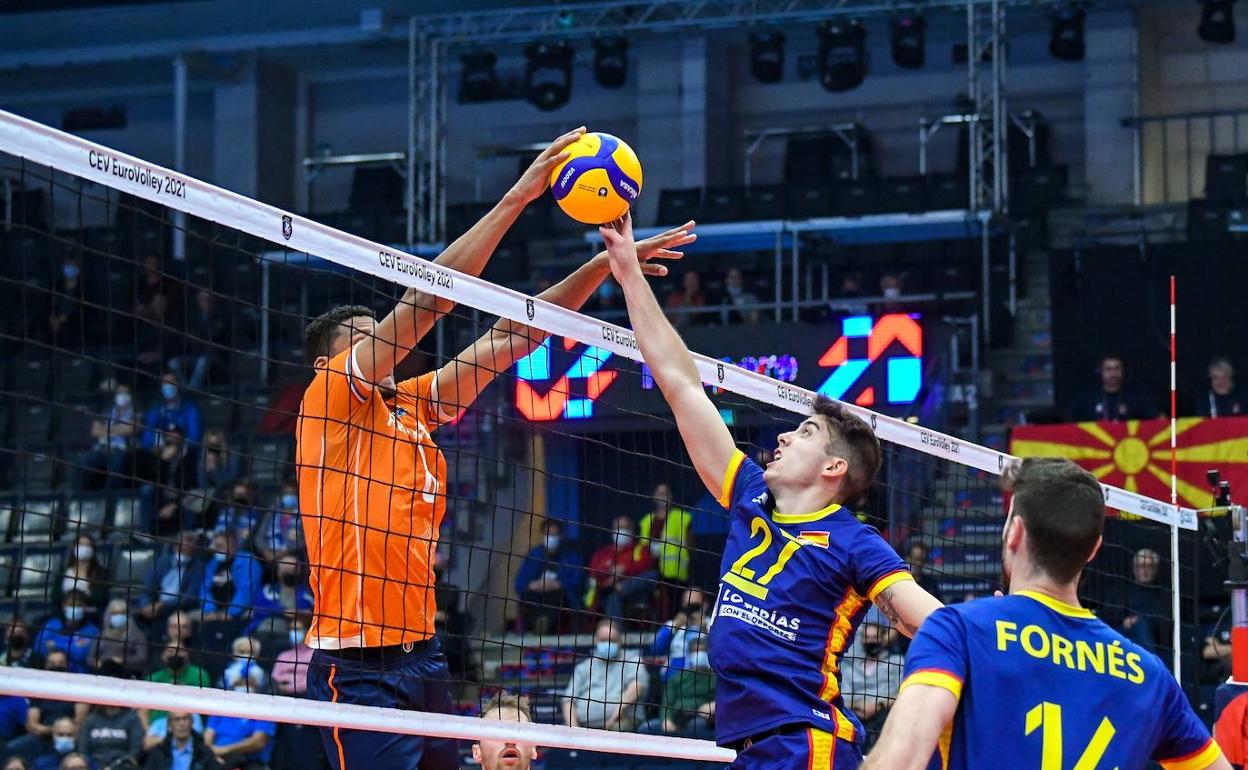 Ángel Trinidad trata de bloquear a Fabian Plak, en el choque de este jueves. 