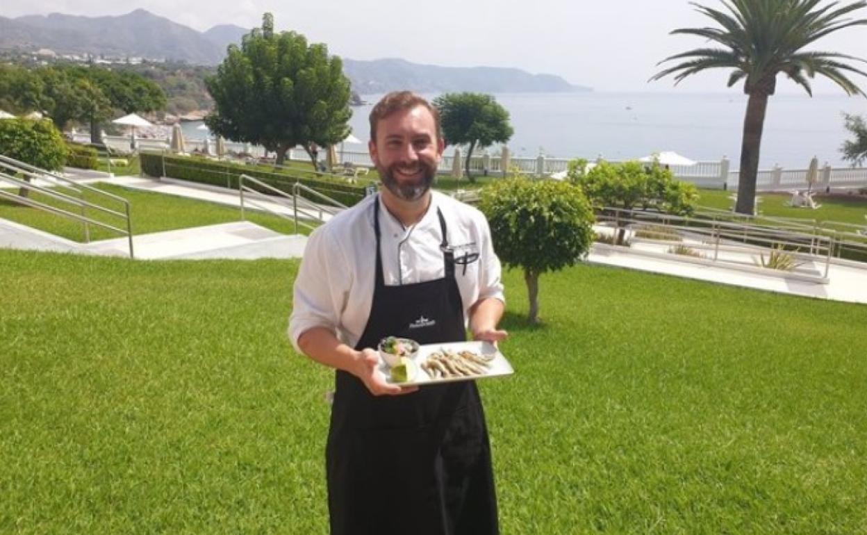 El chef del Parador de Nerja, Rafael Gutiérrez, con los boquerones fritos que pueden degustarse en establecimiento malagueño. 