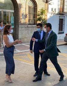 Imagen secundaria 2 - Tres imágenes de la visita del presidente andaluz a Riogordo, este jueves. 